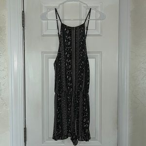 Black and White Romper, size M